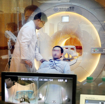 박원순 서울시장의 아들 주신씨가 지난 2012년 2월 22일 오후 서울 서대문구 신촌동 연세대 의대 세브란스병원에서 자기공명영상(MRI) 촬영을 받고 있다. (사진=서울시 제공)