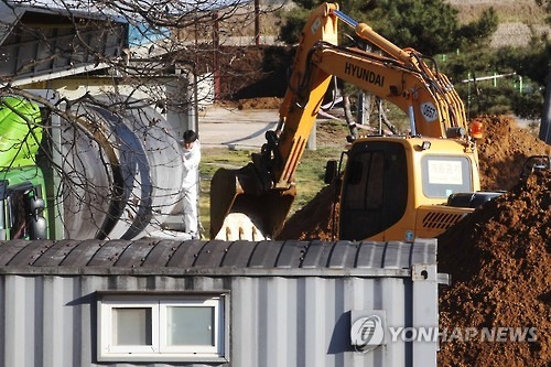 구제역 의심농가 방역     (공주=연합뉴스) 이재림 기자 = 17일 오후 충남 공주시 한 구제역 의심 돼지농가에서 방역당국 관계자가 땅 파기 작업을 하고 있다. 최종 정밀검사 결과는 18일에 나올 예정이다.