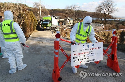 구제역 의심농가 긴급 통제     (공주=연합뉴스) 이재림 기자 = 17일 오후 충남 공주시 한 구제역 의심 돼지농가에서 방역당국 관계자가 입구를 통제하고 있다. 최종 정밀검사 결과는 18일에 나올 예정이다.