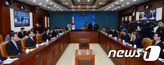 이석준 국무조정실장(왼쪽 세번째)이 15일 오후 종로구 세종로 정부서울청사에서 열린 개성공단 정부합동대책반 제2차회의에서 모두발언을 하고 있다. 2016.2.15/뉴스1 © News1 박세연 기자