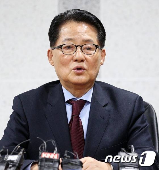 박지원 무소속 의원이 18일 서울 여의도 국회 의원회관에서 열린 대법원 재판결과와 관련한 기자간담회에서 향후 포부를 밝히고 있다. 대법원은 이날 저축은행으로부터 수천만원을 받은 혐의로 기소된 박 의원에 대해 징역 1년에 집행유예 2년, 추징금 3000만원을 선고한 원심 중 유죄부분을 파기하고 사건을 서울고법으로 돌려보냈다. 2016.2.18/뉴스1 © News1 오대일 기자