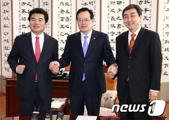 정의화 국회의장(가운데)이 지난 15일 서울 여의도 국회 집무실에서 선거구 획정 문제 등을 논의하기 위해 새누리당 원유철 원내대표와 더불어민주당 이종걸 원내대표와 만나 서로 손을 굳게 잡고 있다.  2016.2.15/뉴스1 © News1 허경 기자