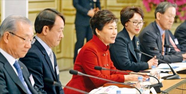 &lt; 박대통령 무역투자진흥회의 주재 &gt; 박근혜 대통령이 17일 청와대에서 제9차 무역투자진흥회의를 주재하고 있다. 박 대통령은 신산업 지원을 위해 규제시스템을 네거티브 방식으로 전환하는 것과 관련, “일단 모두 물에 빠뜨려놓고 꼭 살려내야 할 규제만 살려두도록 전면 재검토하겠다는 취지”라고 말했다. 강은구 기자egkang@hankyung.com