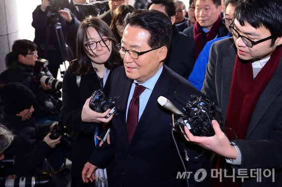 저축은행에서 수천만원을 받은 혐의로 기소된 박지원 모수속 의원이 상고심 판결을 위해 18일 오후 서울 서초구 서초동 대법원 법정으로 들어서고 있다.2016.2.18/뉴스1  <저작권자 &#169; 뉴스1코리아, 무단전재 및 재배포 금지>