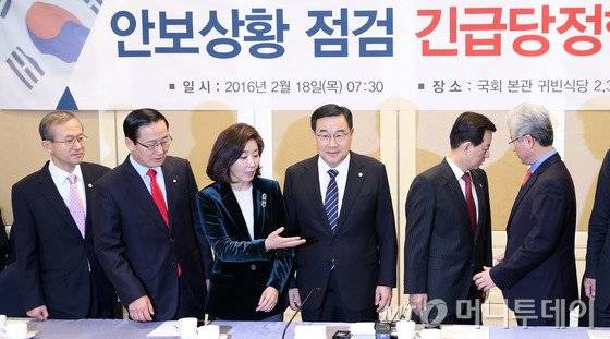 김정훈 새누리당 정책위의장과 한민구 국방부 장관 등 참석자들이 18일 오전 서울 여의도 국회에서 열린 안보상황 점검 긴급 당정 협의에 앞서 대화를 나눈 뒤 자리로 이동하고 있다.왼쪽부터 임성남 외교부 제1차관, 김성찬 새누리당 국방정조위원장, 나경원 외통위원장, 김정훈 정책위의장, 한민구 국방장관, 이철우 국회 정보위원회 여당 간사. /사진=뉴스1