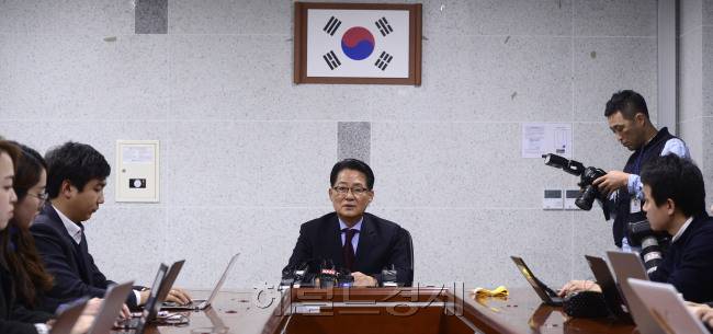 대법원이 저축은행에서 수천만원을 받은 혐의로 재판에 넘겨진 박지원 의원(74·무소속)에게 선고됐던 징역형을 파기환송한 가운데 박 의원이 18일 오후 서울 여의도 국회 의원회관에서 기자간담회를 가지고 있다. 이로 인해 박 의원은 20대 총선에 출마가 가능해졌다. 박해묵 기자/mook@heraldcorp.com