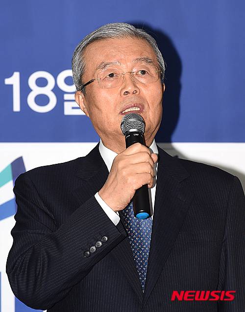 【대전=뉴시스】함형서 기자 = 더불어민주당 대전시당 이전 개소식이 18일 오후 대전 중구 더민주당 대전시당에서 열려 김종인 비대위원장이 기자들과 인터뷰를 하고 있다. 2016.02.18. foodwork23@newsis.com