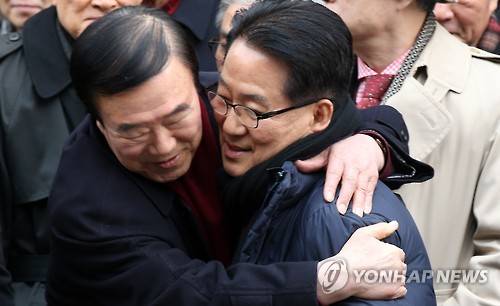 박지원, 김옥두 전 의원과 포옹     (서울=연합뉴스) 전수영 기자 = 저축은행으로부터 금품을 받은 혐의로 기소된 무소속 박지원 의원이 18일 오후 서울 서초동 대법원에서 무죄 취지의 파기환송 판결을 받은뒤 법정을 나서며 김옥두 전 의원의 축하를 받고 있다.