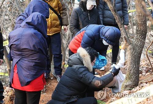 범행 재연하는 친딸 암매장사건 피의자들     (경기광주=연합뉴스) 홍기원 기자 = 18일 오후 경기도 광주시의 한 야산에서 진행된 고성 큰딸 살해 암매장 사건 현장검증에서 친딸을 숨지게 한 주부 박모(42·여)씨와 암매장에 가담한 박 씨의 친구 백모(42·여) 집주인 이모(45·여)씨가 범행을 재연하고 있다.