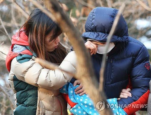 후회의 눈물     (경기광주=연합뉴스) 홍기원 기자 = 18일 오후 경기도 광주시의 한 야산에서 진행된 고성 큰딸 살해 암매장 사건 현장검증에서 친딸을 숨지게 한 주부 박모(42·여)씨가 눈물을 흘리자 경찰이 닦아주고 있다.