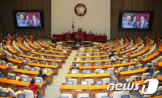 19일 오전 서울 여의도 국회 본회의장에서 열린 경제 분야에 대한 대정부질문에서 대다수 의원들의 자리가 비어있다.  2016.2.19/뉴스1 © News1 박지혜 기자