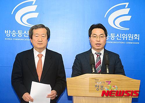 【과천=뉴시스】김동민 기자 = 고삼석 방통위 상임위원이 19일 오후 경기도 과천시 정부과천청사 방송통신위원회 기자실에서 기자회견을 열고 방통위 운영의 기본문제 및 개선방안에 대해 밝히고 있다. 왼쪽은 공동으로 기자회견을 연 김재홍 방송통신위원회 부위원장이다. 2016.02.19.  life@newsis.com