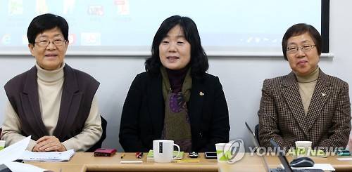 인사말하는 윤미향 정대협 상임대표     (서울=연합뉴스) 서명곤 기자 = 윤미향 한국정신대문제대책협의회  상임대표가 19일 오전 서울 마포구 정대협 사무실에서 열린 기자간담회에서 인사말을 하고 있다. 왼쪽부터 한국염 공동대표, 윤미향 상임대표, 김선실 공동대표.
