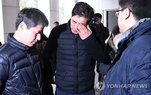 아쉬운 표정의 발레오만도지회 비대위원     (서울=연합뉴스) 전수영 기자 = 정연재(가운데) 발레오만도지회 비대위원과 서쌍용(왼쪽) 금속노조 부위원장이 19일 오후 서울 대법원 법정 밖에서 대법원 전원합의체 선고에 아쉬운 표정을 짓고 있다. 이날  대법원 전원합의체(주심 김소영 대법관)는 "기업노조로 전환한 총회 결의를 무효로 해달라"며 금속노조 발레오만도 지회장과 조합원 등 4명이 발레오전장노조를 상대로 낸 소송에서 원심을 깨고 원고 패소 취지로 사건을 서울고법에 돌려보냈다. 산업별 노조 산하 지부·지회가 스스로 조직형태를 변경해 기업노조로 전환할 수 있다는 대법원 판결이다.