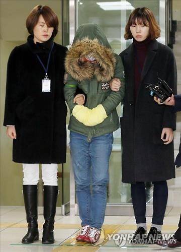 고개 숙인 '11세 소녀 아동학대' 동거녀 <<연합뉴스 DB>>