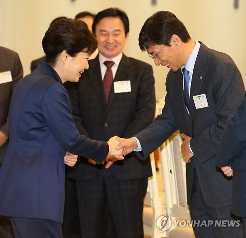 대통령과 안희정 충남지사 인사 (서울=연합뉴스) 백승렬 기자 = 박근혜 대통령이 19일 오후 청와대에서 열린 전국 시도지사 간담회에서 안희정 충남지사와 인사하고 있다.