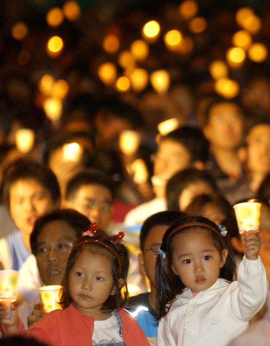 2005년 6월 12일 서울 광화문 교보소공원 앞에서 열린 효순ㆍ미순양 3주기 추모 촛불집회. 국민일보DB