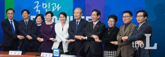 더불어민주당 비상대책위원회 김종인 대표(오른쪽 다섯번째), 홍창선 공천관리위원장(오른쪽 네번째)을 비롯한 위원들이 12일 서울 여의도 국회에서 열린 공직선거후보자추천관리위원회 1차회의에 앞서 손을 맞잡고 있다. 2016.2.12/사진=뉴스1