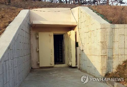 문 열린 백령도 대피소     (인천=연합뉴스) 20일 백령도 인근 해상에서 포성이 들려 주민 대피 준비령이 내려진 가운데, 진촌리 대피소가 출입문을 개방하고 주민 수용 준비를 갖추고 있다.       << 백령도 통신원 홍남곤 >>