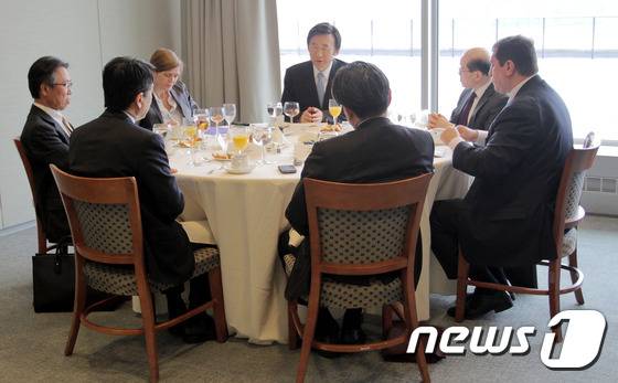 윤병세 외교부 장관이 10일(현지시간) 미국 뉴욕에서 유엔 주재 서맨사 파워 미국 대사, 류제이(劉結一) 중국 대사, 요시카와 모토히데(吉川元偉) 일본 대사, 블라디미르 사프론코프 러시아 차석대사를 만나 유엔 안보리 대응 방안을 협의하고 있다. (외교부 제공) 25016.2.11/뉴스1 © News1 조현아 인턴기자