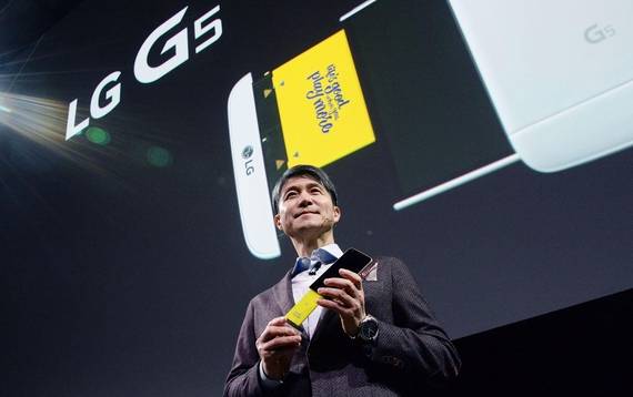 조준호 LG전자 사장이 G5를 들고 포즈를 취하고 있다. /LG전자 제공