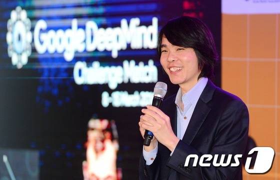 인공지능 컴퓨터 알파고와의 대국을 앞두고 있는 이세돌 9단이 22일 오후 서울 성동구 한국기원에서 열린 기자회견에서 인사말을 하고 있다.  2016.2.22/뉴스1 © News1 민경석 기자