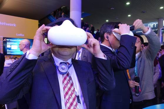 최재유 미래부 차관이 SK텔레콤 전시장을 찾아 VR 기기를 체험해보고 있다. /박성우 기자