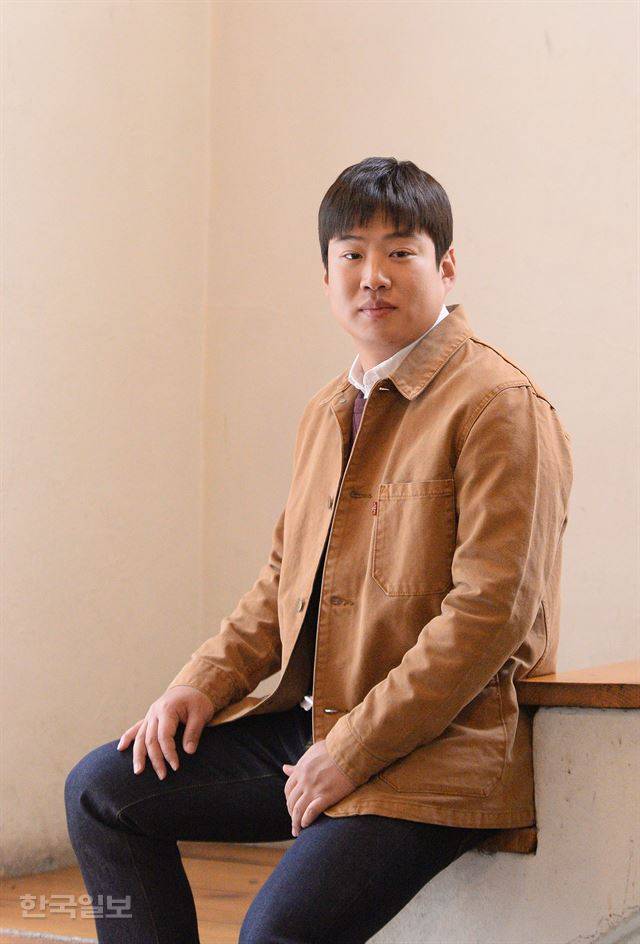 안재홍은 “사진 찍는 걸 정말 어색해한다”며 “웃고 싶은데 카메라 앞에만 서면 웃음이 잘 안 나온다”고 말했다. 이정현 인턴기자