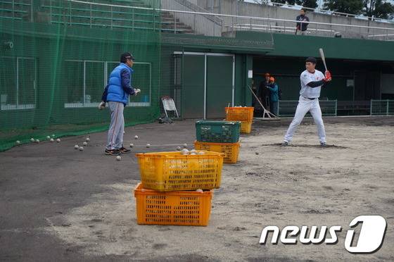 한화 이글스 김성근 감독이 23일 오후 일본 오키나와 고친다구장에서 추가 타격훈련을 실시하고 있다. © News1 김지예 기자