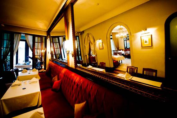 오픈 초기부터 클래식한 인테리어를 고수하는 ‘카페 74’.