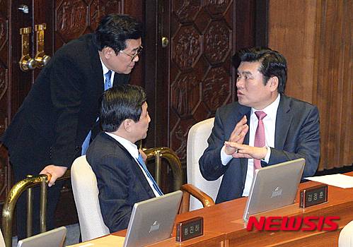【서울=뉴시스】조수정 기자 = 원유철 새누리당 원내대표와 이종걸 더불어민주당 원내대표, 전병헌 전 더민주 최고위원이 24일 오후 서울 여의도 국회 본회의장에서 박원석 정의당 의원의 필리버스터 중 심각한 대화를 나누고 있다. 원유철 원내대표는 손으로 엑스자를 그려보이고 있다. 2016.02.24.    chocrystal@newsis.com