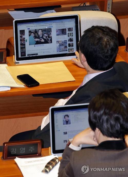 공천배제 명단 보는 야당 의원들     (서울=연합뉴스) 김현태 기자 = 24일 오후 국회 본회의장에서 더불어민주당 의원들이 오는 20대 총선에서 공천이 배제된 명단을 다룬 기사를 보고 있다. 더불어민주당 공천관리위원회는 앞서 현역의원 평가에서 당 비대위원장을 지낸 5선의 문희상 의원 등 하위 20%에 포함된 10명을 공천에서 원천 배제했다. 2016.2.24     mtkht@yna.co.kr