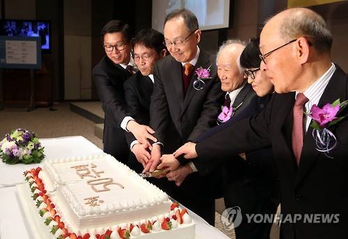 창간 50주년 맞은 '창작과 비평'     (서울=연합뉴스) 김수진 기자 = 24일 오후 서울 중구 한국프레스센터에서 열린 계간 '창작과 비평(창비)' 창간 50주년 축하 모임에서 백낙청 명예편집인(왼쪽에서 세번째)과 강일우 창비 대표이사(왼쪽)를 비롯한 관계자들이 기념 케이크를 나누고 있다.     ksujin@yna.co.kr