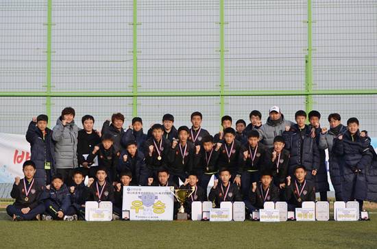 22일 경북 영덕군 강구A축구장에서 열린 ‘신한은행 제52회 춘계한국중등(U-15)축구연맹전’ 백호그룹 광명중(경기)과의 결승전에서 이선유의 해트트릭을 앞세워 3-1로 승리한 고양 백마중학교의 우승 세리머니 모습.