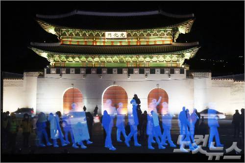 국제앰네스티 한국지부가 24일 오후 서울 광화문광장 북측에서 3차원 영상(홀로그램) 영상을 이용한 ‘유령집회’를 개최하고 있다. 지난해 4월 스페인에 이어 세계에서 두 번째로 열린 홀로그램 집회에서 스크린 속 참가자들은 “집회의 자유를 보장하라” 고 외쳤다. 황진환기자