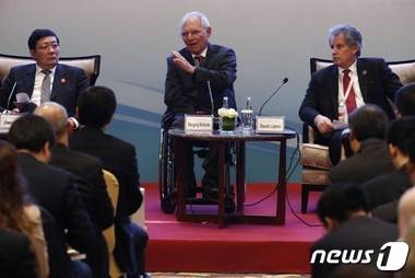 볼프강 쇼이블레 독일 재무장관(가운데)가 26일 상하이에서 열린 G20회의에서 구조개혁에 대해 발언하고 있다.  © AFP=뉴스1