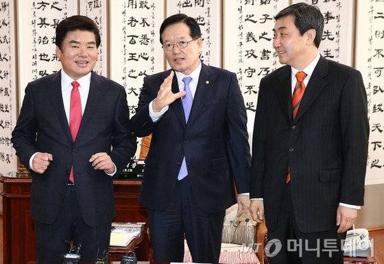 정의화 국회의장이 15일 서울 여의도 국회 집무실에서 선거구 획정 문제 등을 논의하기 위해 새누리당 원유철 원내대표와 더불어민주당 이종걸 원내대표와 만나 대화를 나누고 있다. 사진=뉴스1.