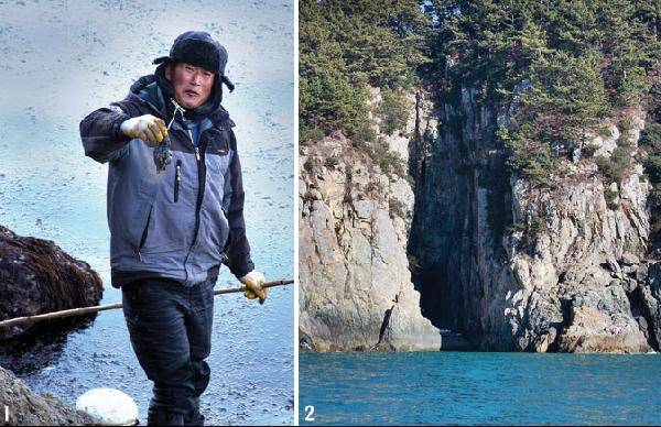 [월간산]1 한 어부가 만지도 해안가에 서식하는 연체 바다동물인 군소를 들어 보이고 있다. 2 만지도의 상징이라고 할 수 있는 여심바위. 배를 타고 한 바퀴 돌면서 촬영했다.