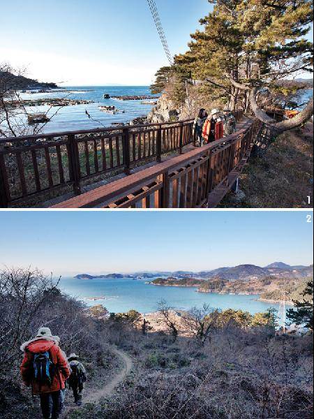 [월간산]1 연대도 지겟길에 있는 폐교를 활용해 만든 에코체험센터를 바라보며 걷고 있다. 2 연대도 지겟길을 걷고 있다. 한려해상의 아름다운 섬들이 솜털 마냥 앞에 있다.