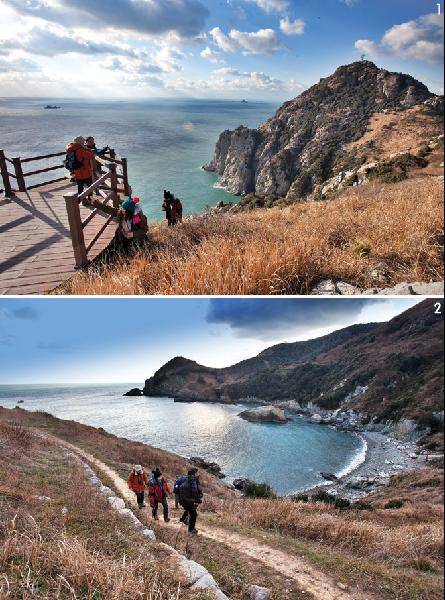 [월간산]1 해품길 전망대에서 장군봉을 바라보며 대화를 나누고 있다. 2 해품길 몽돌해수욕장을 바라보며 걷고 있다.