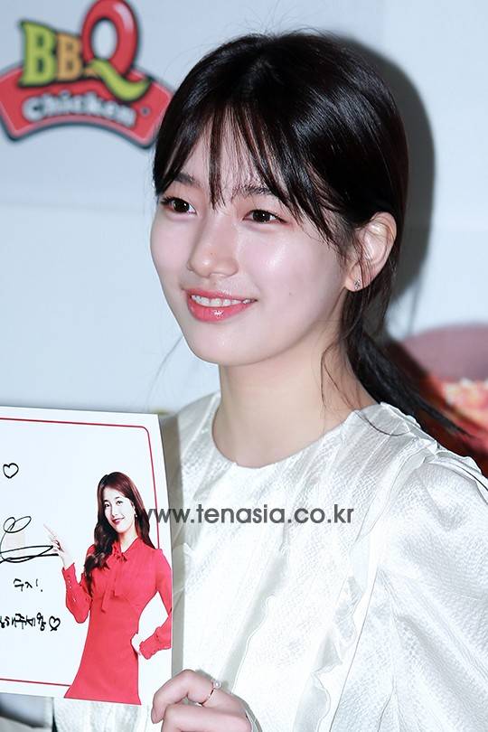 수지가 포토타임을 갖고 있다.