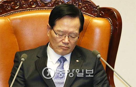야당의원들의 필리버스터가 계속되고 있는 25일 국회 본회의장에서 정의화 국회의장이 의장석을 지켰다. 정 의장은 정갑윤, 이석현 국회부의장과 함께 3교대로 의장석을 지켰다. [사진 중앙포토]