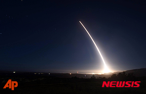 미국이 지난 20일(현지시간) '미뉴트맨 3' 미사일을 시험 발사하고 있다. 반덴버그공군기지(미 캘리포니아주)=AP/뉴시스