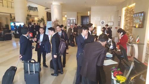 한·이란 경제공동위원회에 참석하기 위해 28일(현지시간) 이란에 도착한 우리나라 경제사절단 일행이 테헤란 아자디호텔에서 체크인을 하고 있다.   /테헤란=서일범기자