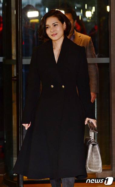 이서현 삼성물산 패션부문 사장이 콜롬보의 '디 누오보 월스트리트백(Di nuovo wallstreet bag)' 컬렉션을 들고 있다. 해당 가방의 가격은 세부 모델에 따라 600만원에서 2000만원대를 호가한다. 2015.1.19/뉴스1 © News1 박세연 기자