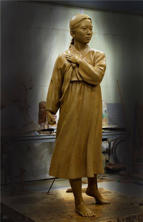 3·1절 부산 어린이대공원 학생교육문화회관 광장에 들어설 '평화의 소녀상'. (연합뉴스)