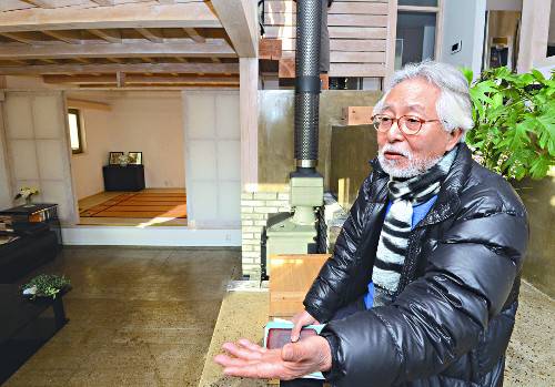 도미이 마사노리 한양대 객원교수는 경기도 용인 수지의 대규모 공동주택에 주요 설계자로 참여했다. 건축주들에게 목조주택을 제안했던 그가 지난 17일 신축주택 공개 행사에서 목조주택의 이점에 대해 설명하고 있다. 윤성호 기자