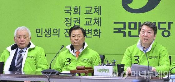 안철수 국민의당 공동대표(오른쪽)가 26일 서울 마포당사에서 열린  최고위원회의에서 모두발언을 하고 있다.이날 김한길 상임 선대위원장(왼쪽)은 최고위원회의 모두발언을 거부하면서 국민의당 내부의 이상기류를 드러냈다.왼쪽부터 김한길 국민의당 상임 선대위원장, 천정배 공동대표, 안 대표. 2016.2.26/뉴스1  <저작권자 © 뉴스1코리아, 무단전재 및 재배포 금지>