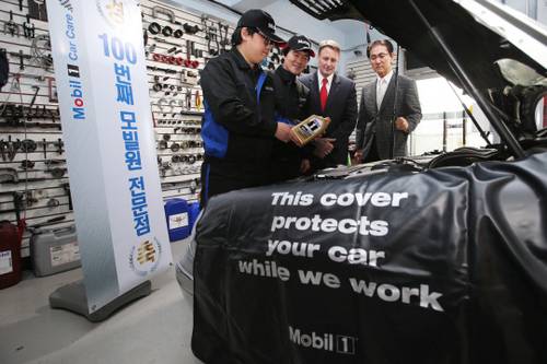 부산 수영구에 위치한 ‘모빌원 전문점’ 100호점인  유로모터스에서 사이먼 리즈(왼쪽 세 번째) 대표가 엔지니어들의 설명을 듣고 있다.