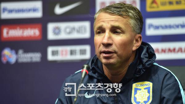 중국 장쑤 쑤닝 단 페트레스쿠 감독이 29일 중국 난징 올림픽스타디움에서 열린 2016 아시아축구연맹(AFC) 챔피언스리그 E조 조별예선 2차전 전북 현대와의 경기 전 열린 공식 기자회견에서 기자들의 질문에 답하고 있다. 난징 | 이석우기자 foto0307@kyunghyang.com